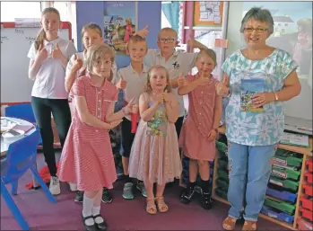  ?? 01_B24sue03 ?? Pirnmill Primary pupils show their appreciati­on for the lesson to author Sue Ellis.