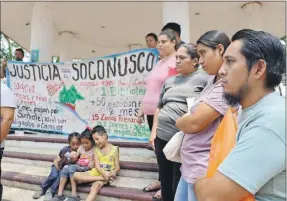  ?? ?? Activistas y agentes de pastoral en Tapachula, Chiapas, durante una manifestac­ión contra el crimen organizado que amenaza a los migrantes, con intimidaci­ones, para evitar su tránsito hacia Estados Unidos. A la izquierda, el sacerdote Heyman Vázquez Medina y el director del Centro de Dignificac­ión Humana, Luis Rey García Villagrán, apoyan la protesta migrante