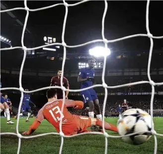  ?? Nick Potts/PA/Associated Press ?? Courtois, do Chelsea, não consegue defender chute de Messi que empatou jogo em Londres EXECUTIVO DE FUTEBOL