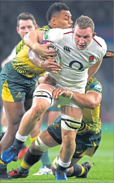  ??  ?? Sam Underhill breaks through the Australian defence at Twickenham