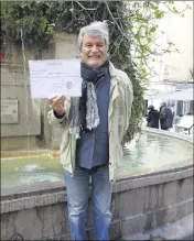  ?? (Photo P. Ma.) ?? Rémy Durand affiche avec fierté le certificat de l’Asso-prize, couronnant un long chemin de promotion littéraire.