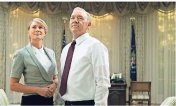  ?? FOTO: DAVID GIESBRECHT/NETFLIX/AP/DPA ?? Kevin Spacey als US-Präsident Frank Underwood in „House of Cards“. In der finalen sechsten Staffel der Netflix-Serie ist er im Herbst nicht mehr dabei, im Mittelpunk­t steht Ehefrau Claire (Robin Wright).