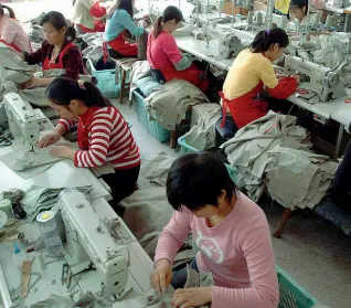  ??  ?? Sommerso Un’azienda di produzione tessile con lavoratori di provenienz­a asiatica