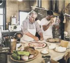  ??  ?? 0 Henry Winkler during a pizza-making class in New York