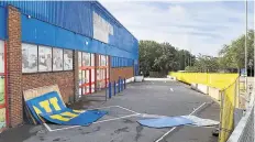  ??  ?? Temporary fencing now surrounds the ex-HomePlus site as demolition nears