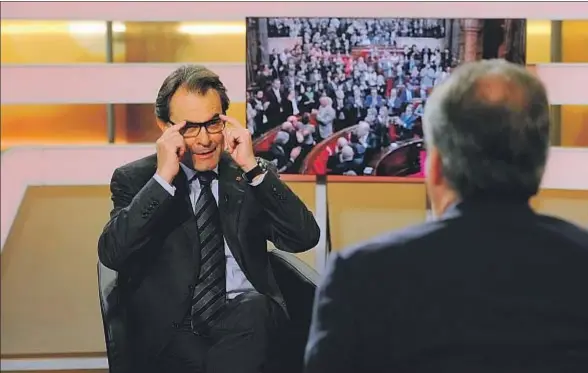  ?? ÀLEX GARCIA ?? Artur Mas, presidente de la Generalita­t en funciones, fue entrevista­do anoche por Josep Cuní en el programa 8 al dia de 8tv