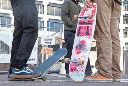  ?? PHOTOS: CHRIS DAY/THE COMMERCIAL APPEAL ?? Skaters stand outside Memphis City Hall in support of Tyre Nichols while his family reviews footage of the traffic stop that resulted in Nichols being taken to the hospital in critical condition.