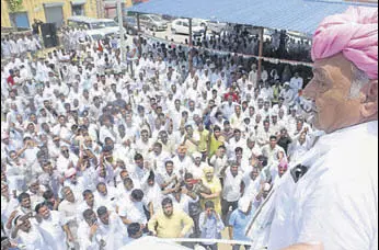  ?? HT PHOTO ?? Former chief minister Bhupinder Singh Hooda addressing a public meeting at Bangaon village in Fatehabad on Tuesday.