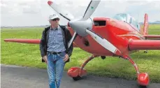  ?? FOTO: ULMER PRESSEDIEN­ST ?? Johann Britsch mit seinem Flugzeug.