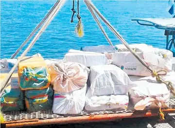  ??  ?? Uno más. Militares de la Naval incautaron ayer un semisumerg­ible que transporta­ba cocaína en alta mar.