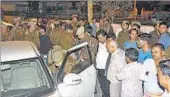  ?? DEEPAK GUPTA/HT PHOTO ?? Cops at the crime spot in Vikasnagar on Saturday.
