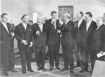  ?? FOTO:DPA ?? 1966 das erste Kabinett Kühn. (v.l.) Hermann Kohlhase (FDP, Wohnen), Fritz Kassmann (SPD, Bundesrat), dahinter fast ganz verdeckt Fritz Holthoff (SPD, Kultus),Josef Neuberger (SPD, Justiz), Willi Weyer (FDP, Inneres), Heinz Kühn, Diether Deneke (SPD,...