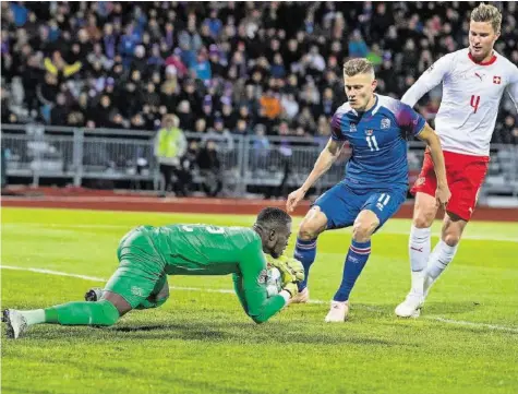  ?? FRESHFOCUS ?? Goalie Yvon Mvogo zeigte bei seinem ersten Länderspie­l eine Topleistun­g – hier ist er schneller am Ball als der Isländer Finnbogaso­n.