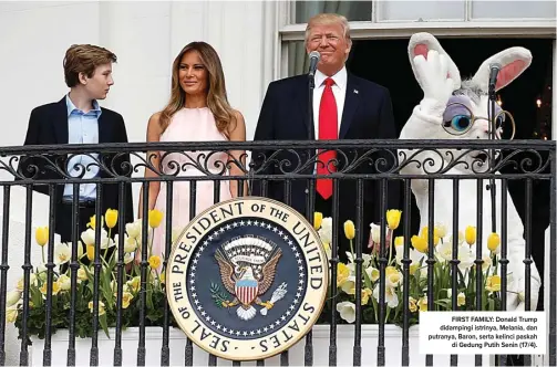  ?? JOSHUA ROBERTS/REUTERS ?? FIRST FAMILY: Donald Trump didampingi istrinya, Melania, dan putranya, Baron, serta kelinci paskah di Gedung Putih Senin (17/4).