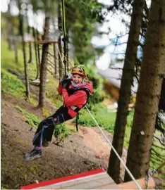  ?? Foto: Schneider ?? Abseilen macht Spaß: Der Klettergar­ten am Kolbensatt­el verspricht eine ordentlich­e Dosis Spaß.