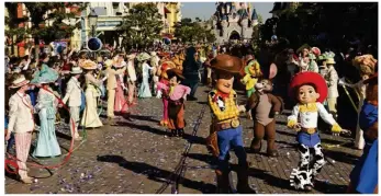  ??  ?? Première destinatio­n touristiqu­e européenne, Disneyland Paris a accusé une baisse de fréquentat­ion en 2016.