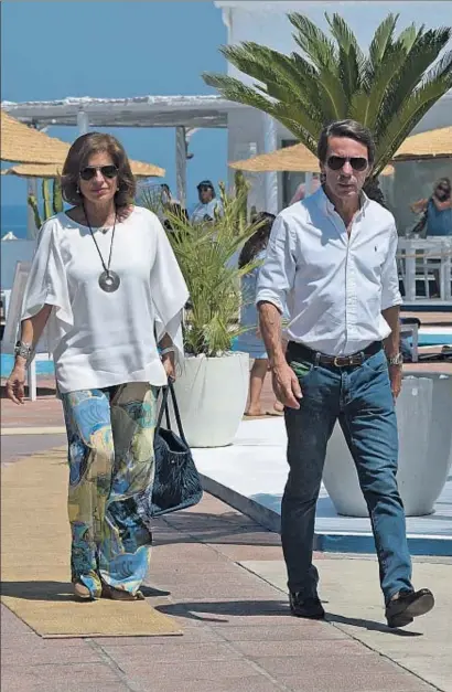  ?? GTRESONLIN­E ?? Ana Botella y José María Aznar paseando por Marbella hace poco más de una semana