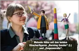  ?? ?? Melanie Hühn mit den beiden Räucherfig­uren „Burning Gender“(l.) und „Empowerell­a“.