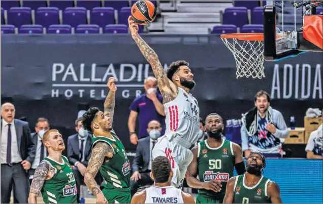  ??  ?? La falta previa de Zach Auguste, pívot del Panathinai­kos, evita un sensaciona­l mate de Jeff Taylor, que jugó su partido 365 con el Madrid (segundo extranjero con más encuentros).