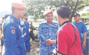  ??  ?? MULLIADI (kiri) bersama Azmy (tengah) ketika melawat mangsa banjir yang ditempatka­n di pusat pemindahan.