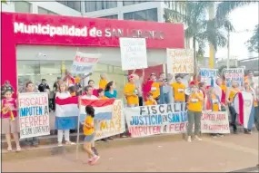  ??  ?? Los sanlorenza­nos con la comisión Escrache, se manifestar­on ayer frente a la Comuna universita­ria para exigir la imputación de Ferrer.