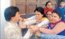  ??  ?? Rakhi (white suit), wife of Vishal Kumar Sonu, manhandlin­g him outside the venue of his second marriage in Ludhiana on Saturday. HT PHOTO