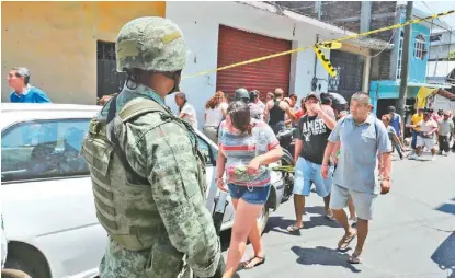  ?? REUTERS ?? En Guerrero militares fueron desplegado­s en las calles del puerto para evitar más hechos de violencia.