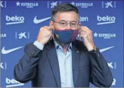  ??  ?? Josep Maria Bartomeu, en la presentaci­ón de Koeman.