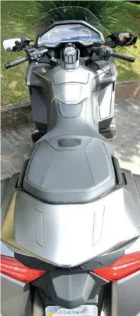  ??  ?? Cockpit afilado na “cintura” e amplas alças de alumínio