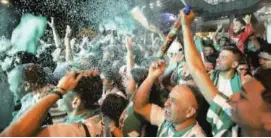  ?? FOTO EDWIN BUSTAMANTE ?? La celebració­n de los hinchas del Atlético Nacional fue pacífica, en su mayoría.