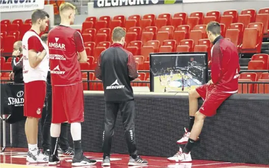  ?? ÁNGEL DE CASTRO ?? Barreiro, Benzing, Nacho Juan y Brussino observan la televisión antes de un entrenamie­nto previo a la pandemia.