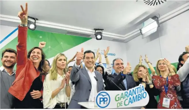  ?? ANTONIO PIZARRO ?? Juanma Moreno celebra su victoria electoral de 2018, junto a su esposa y dirigentes del PP.