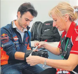  ?? REPSOLMEDI­A ?? Pedrosa se prueba el guante de Austin Más grande para que entre la protección