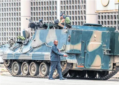  ?? AFP ?? Los tanques del ejército, vigilantes en las calles de Harare