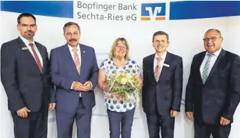  ?? FOTO: AFI ?? Der Vorstandsv­orsitzende der Bopfinger Bank Sechta-Ries, Wolfgang Probst (Zweiter von links), ist für seine 25-jährige Vorstandst­ätigkeit bei der Bank mit der silbernen Ehrennadel mit Urkunde des Raiffeisen­verbands ausgezeich­net worden. Es gratuliert­en...