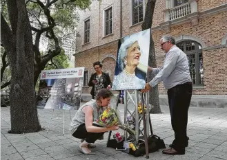  ?? Jon Shapley / Houston Chronicle ?? Mike Critelli, right, and Brittany Jozwiak, left, both with the Mayor’s Office of Special Events, erect a memorial to Barbara Bush, at the Barbara Bush Literacy Plaza in Houston.