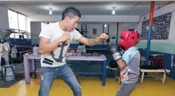  ??  ?? Anthar Sosa es entrenador del Gimnasio Lupita; sus alumnos han sido campeones de torneos a nivel nacional. Su arma secreta es un golpe especial con el cual él ganó la mayoria de sus peleas.