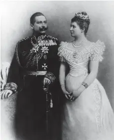  ?? FOTO: DPA ?? Kaiserin Auguste Victoria auf dem offizielle­n Hochzeitsb­ild neben ihrem Ehemann, Kaiser Wilhelm II.: Die Provinzpri­nzessin prägte 30 Jahre lang das deutsche Kaiserreic­h und war eine der meistfotog­rafierten Frauen ihrer Zeit.