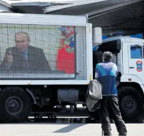  ?? REUTERS ?? El presidente ruso, Vladimir Putin, en una pantalla de televisión en la ciudad de Mariupol, Ucrania.