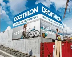  ?? Visualisie­rung: Decathlon ?? Eine aktuelle Visualisie­rung zeigt, wie sich das französisc­he Unternehme­n Decathlon in Senden präsentier­en will. Die Schilder sind neben der Auffahrt auf das Parkdeck angebracht.