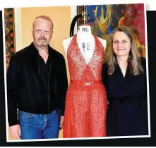  ??  ?? Renate Martin mit Kostümchef Jan Meier und dem Hosen-Kleid für Caroline Peters, 2020