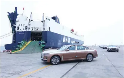  ?? XINHUA ?? Chinese Hongqi sedans wait to be loaded onto a ship in Tianjin, before being transporte­d to Saudi Arabia, in December 2020.