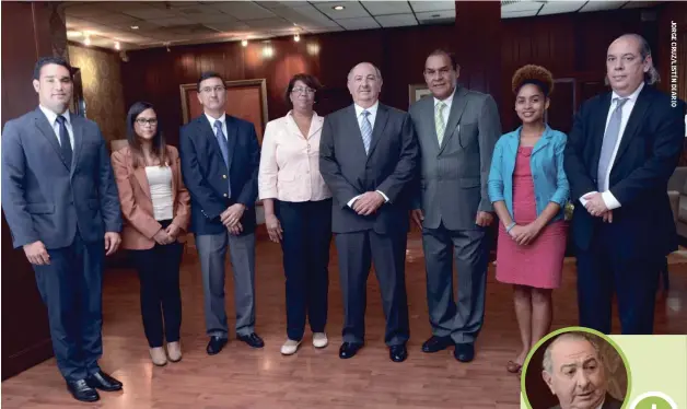  ??  ?? Visita. Luis Ramón, asesor legal de las asociacion­es de gas del país; Lilian Tejada, periodista; José Morales, consultor internacio­nal de la industria del GLP; Cándida Acosta editora de Economía & Negocios; Guillermo Cochón director de A-gas; Miguel...