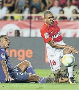  ?? FOTO: EFE ?? Mbappé, jugando contra el Toulouse Su futuro, aún pendiente de concretars­e