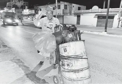  ?? PAULO MONSIVÁIS ?? Don Víctor Cisneros lleva 33 años recorriend­o las calles con su tambo de petróleo.