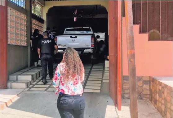  ?? REINER MONTERO ?? Los agentes judiciales entraron a la vivienda del alcalde Néstor Mattis, en barrio Bellavista, para buscar evidencias del caso.