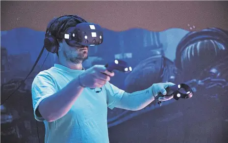  ?? Foto: Yan Renelt, MAFRA ?? Nový svět Vlnu zájmu o virtuální realitu obnovilo zařízení Oculus Rift, které přišlo na trh loni. Od té doby vytvořili své helmy i další dva výrobci, HTC a Sony. Všechny jsou stále velmi drahé a lidé před jejich nákupem často upřednostň­ují herny, které...