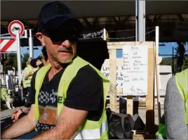  ??  ?? Sur l’échangeur de Bandol, les Gilets jaunes tiennent la position dans une ambiance particuliè­rement sereine, parfois festive. Le menu de la semaine est affiché (ci-dessus) et il y a même un sapin de Noël : «Ici l’alcool est interdit, prévient une porte-parole. Il n’y pas de dégradatio­n, pas trop de problème, c’est propre... on nettoie même les toilettes, mais ça, c’est normal : on vit ici... On est pacifistes, nous. Ce qu’on attend, c’est des solutions.»