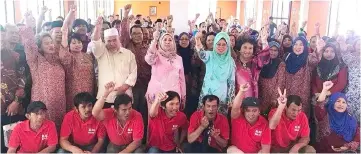  ??  ?? Sharifah Hasidah (second row, fifth left and Minister of Welfare, Community Wellbeing, Women, Family and Childhood Developmen­t Dato Sri Fatimah Abdullah (second row, sixth right) who is also PBB Women’s Wing chief in a photocall with community leaders in Dalat after the roadshow.