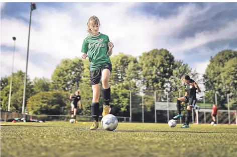  ?? RP-FOTO: STEPHAN KÖHLEN ?? Marlene (11) trainiert eifrig den sicheren Umgang mit dem Ball.